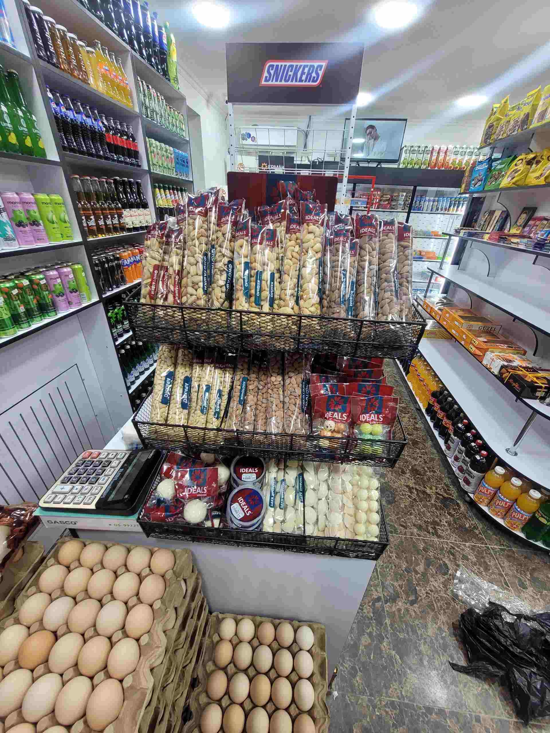 Торговая стойка с сухофруктами и снеками — готовое решение для вашего бизнеса.