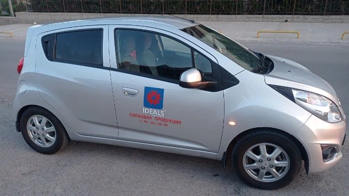 Начали клеить наклейки на Автомобили 